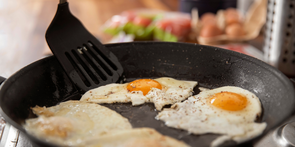 A Simple Trick to Cook Fried Eggs Perfectly Without Flipping